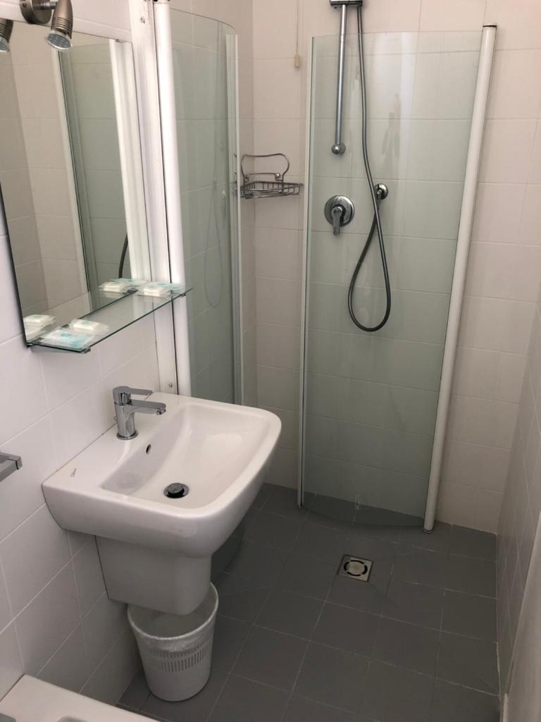 une salle de bain avec un lavabo et une douche dans l'établissement Hotel Marlisa Pier, à Lido di Jesolo 33 autres photos