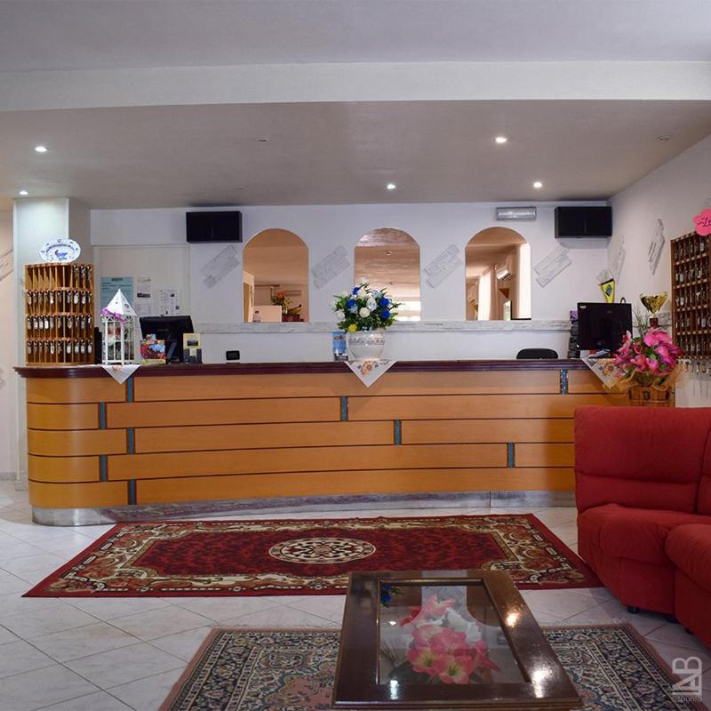 - un hall d'entrée avec un grand bois, dans l'établissement Hotel Admiral, à Pinarella