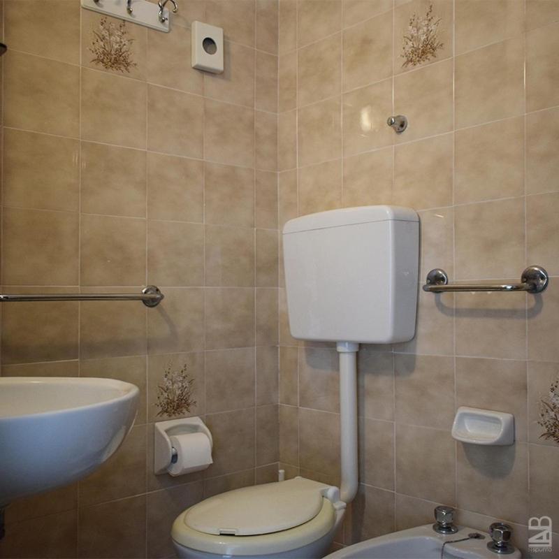 une salle de bain avec toilettes et lavabo dans l'établissement Hotel Admiral, à Pinarella