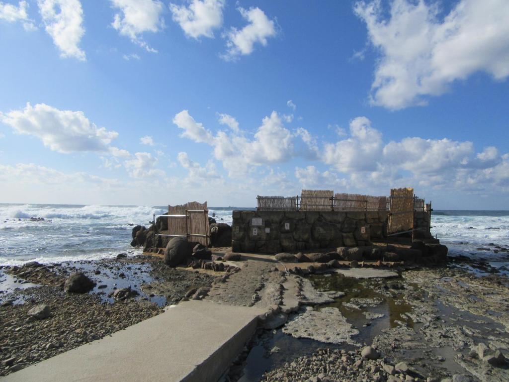 - un ancien bâtiment sur la plage dans l'établissement Koganezaki Furofushi Onsen, à Fukaura