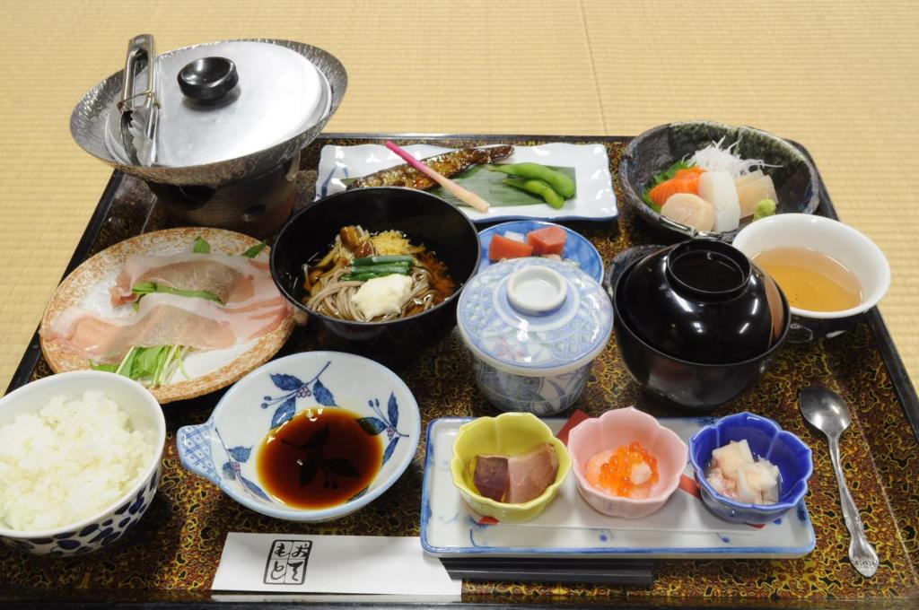 une table avec divers plats dessus dans l'établissement Izumi-so, à Gero