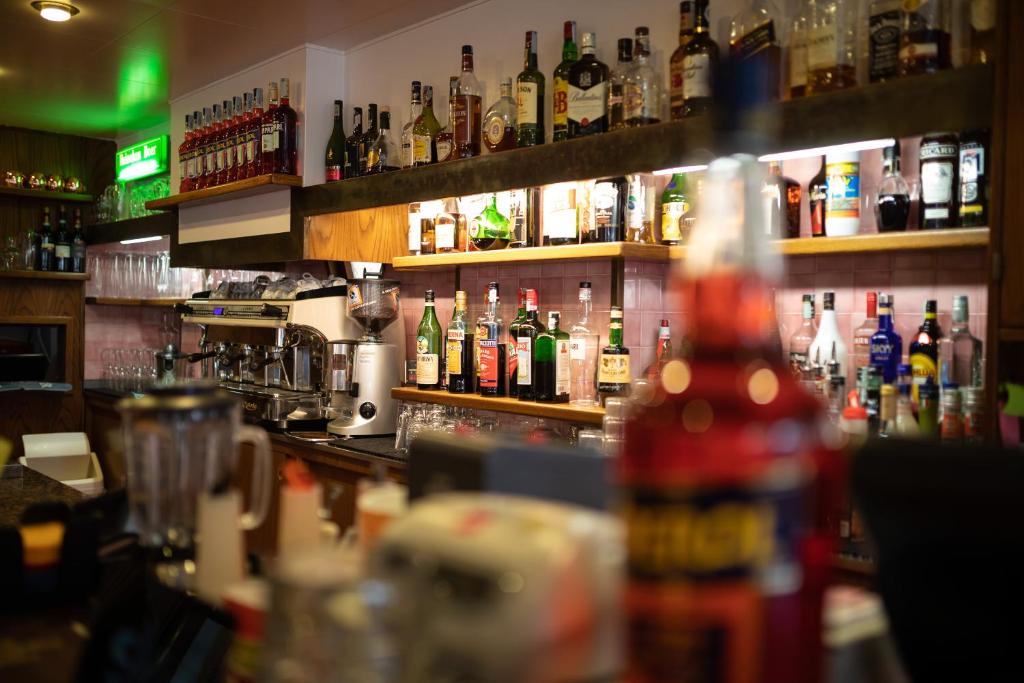 un bar avec beaucoup de bouteilles d'alcool dans l'établissement Hotel Kennedy, à Lido di Jesolo