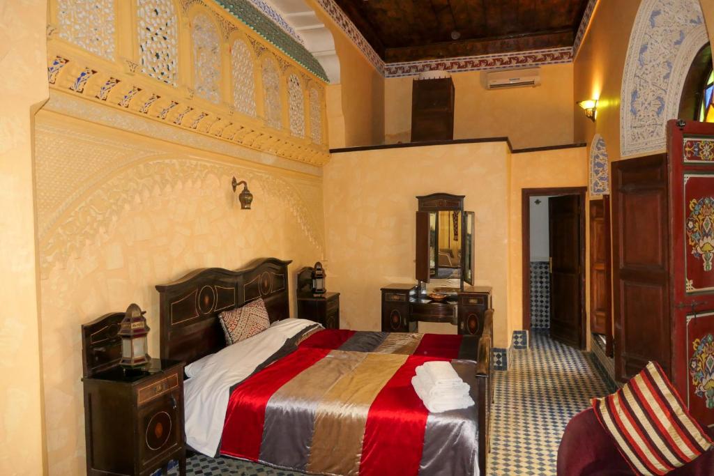 une chambre avec un lit dans une pièce dans l'établissement Riad Le Patio De Fes, à Fès