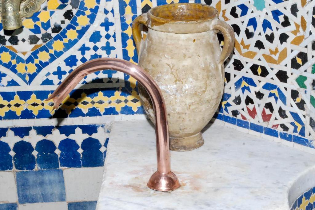 un vase assis sur un comptoir à côté d'un évier dans l'établissement Riad Le Patio De Fes, à Fès