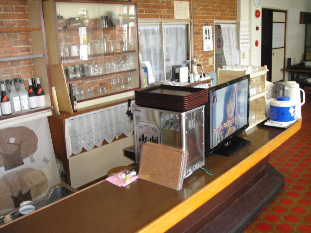 - un comptoir dans un restaurant avec un ordinateur dans l'établissement Matsuichi, à Hamamatsu