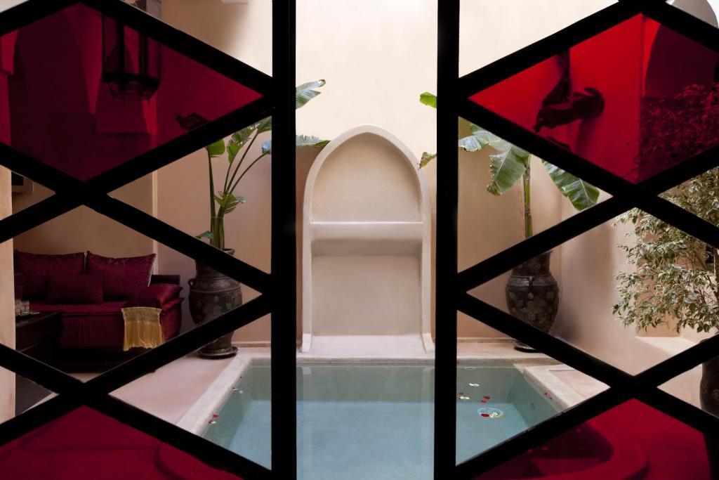 - une vue depuis la fenêtre d'une chambre avec baignoire dans l'établissement Riad Le Rubis, à Marrakech 23 autres photos