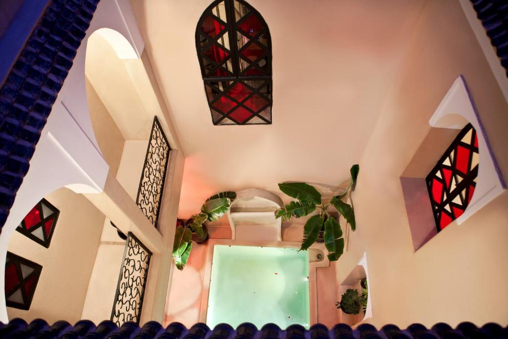 un couloir d'une église avec vitraux dans l'établissement Riad Le Rubis, à Marrakech