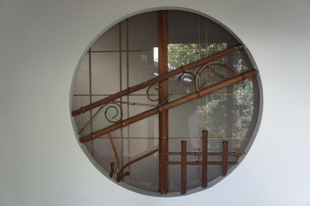un miroir rond réfléchissant un escalier dans l'établissement Miyoshiya Ryokan, à Tanabe