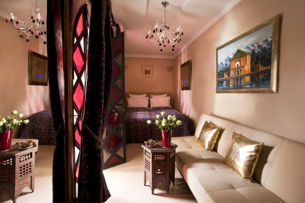 une chambre d'hôtel avec un lit, un canapé et un lit dans l'établissement Riad Le Rubis, à Marrakech