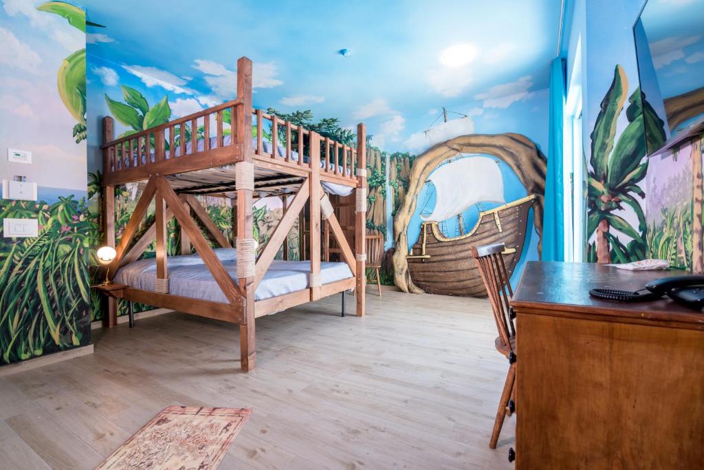 une chambre avec un lit dans une pièce avec une peinture murale dans l'établissement Hotel Relax Family & Spa, à San Benedetto del Tronto