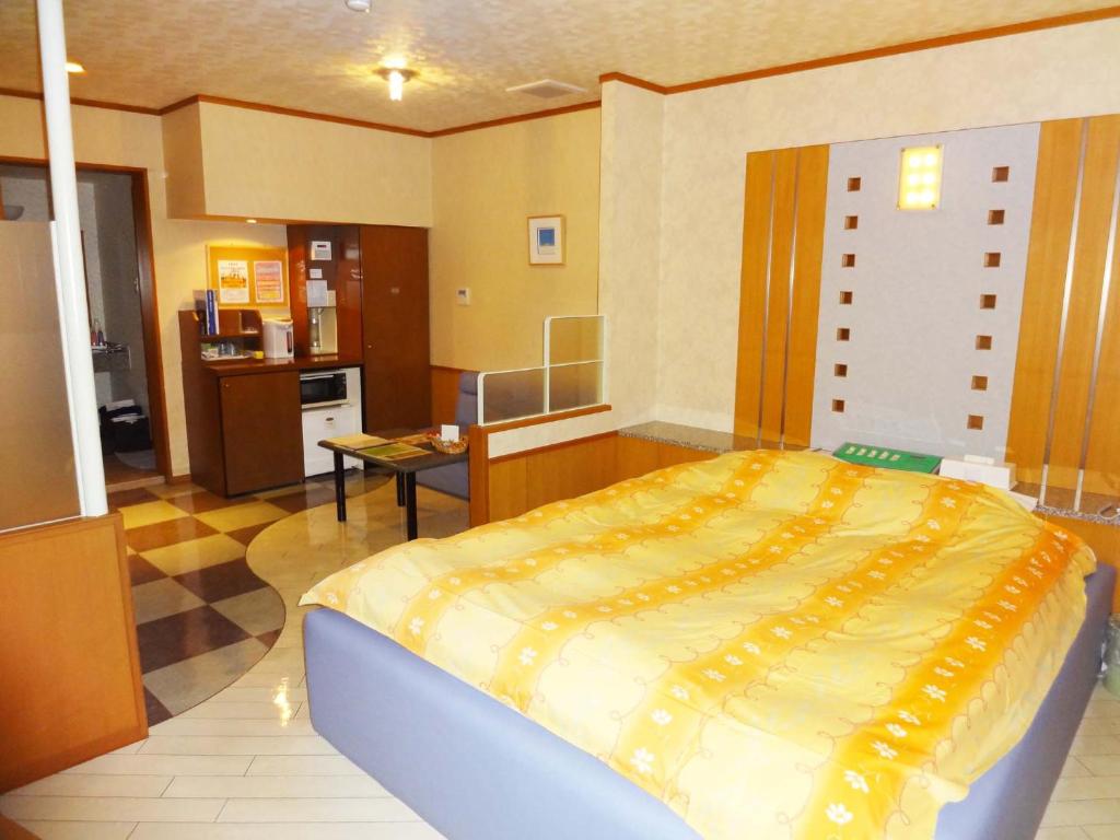 une chambre avec un grand lit dans une pièce dans l'établissement アネックスたまゆ 大人専用, à Matsue 8 autres photos