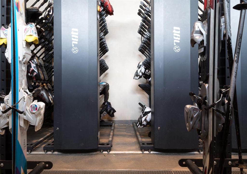 une pièce remplie de beaucoup de chaussures dans l'établissement Langley Hôtel Tignes 2100, à Tignes