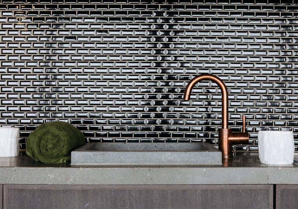 d'un lavabo avec robinet devant un mur de briques. dans l'établissement Langley Hôtel Tignes 2100, à Tignes 21 autres photos