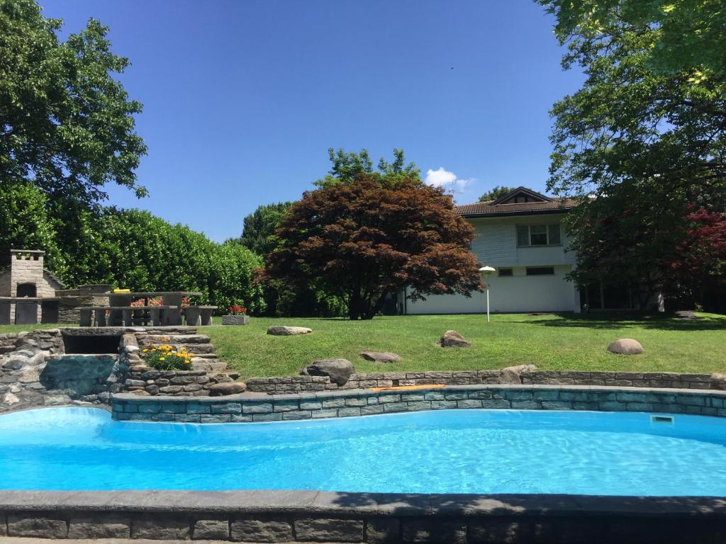 - une piscine dans un jardin paysager dans l'établissement Villa Alice, à Lesa