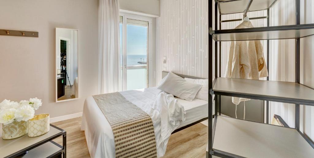 une chambre avec un lit avec vue sur l'océan dans l'établissement Little Hotel, à Riccione