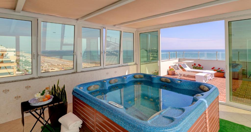 - un bain à remous dans une chambre avec vue sur l'océan dans l'établissement Little Hotel, à Riccione
