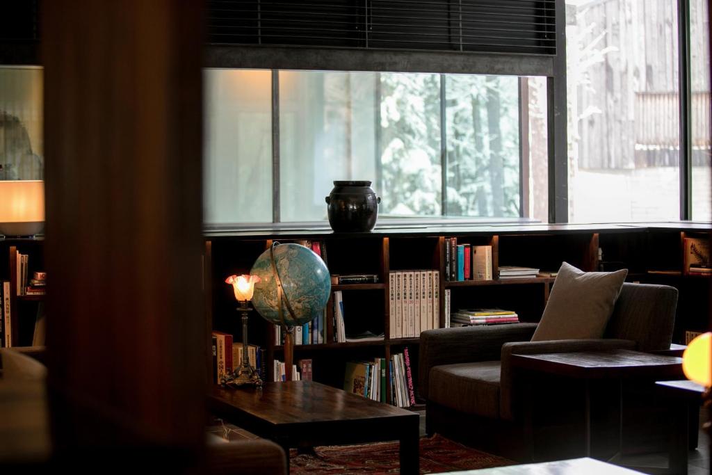 un salon avec une étagère remplie de livres dans l'établissement Zaborin, à Kutchan