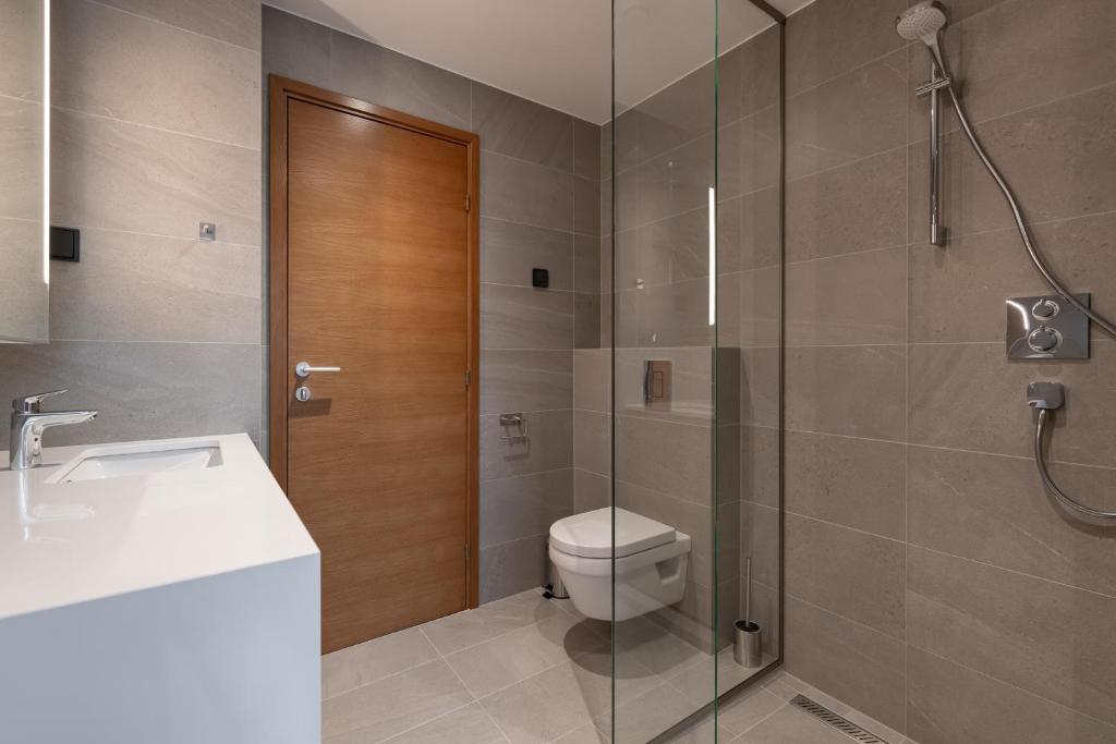 Self-check-in 3 bedroom apartment with sauna and balconies 8