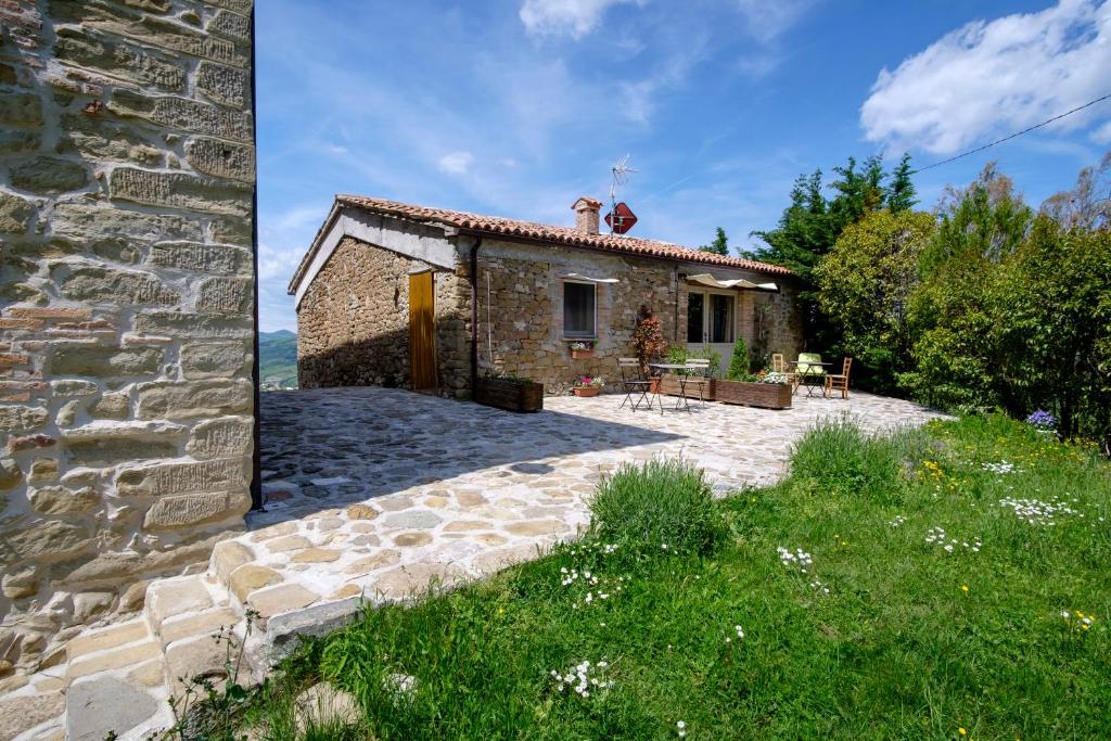 Cette petite maison en pierre est accessible par un chemin en pierre. dans l'établissement Palazzo Serre - Natura & Piscina, à San Leo