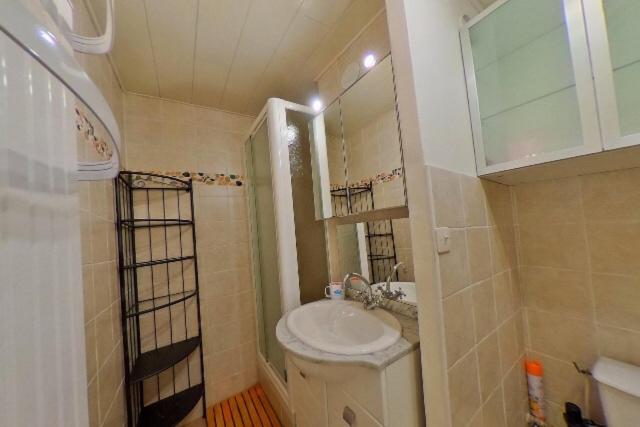 une petite salle de bain avec un lavabo et un miroir dans l'établissement appartement les deux alpes, à Les Deux Alpes