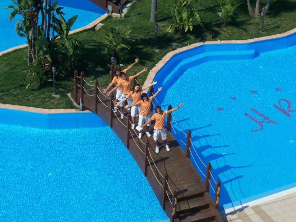 un groupe de personnes sautant dans une piscine dans l'établissement Hotel Roscianum Welness SPA, à Rossano 56 autres photos