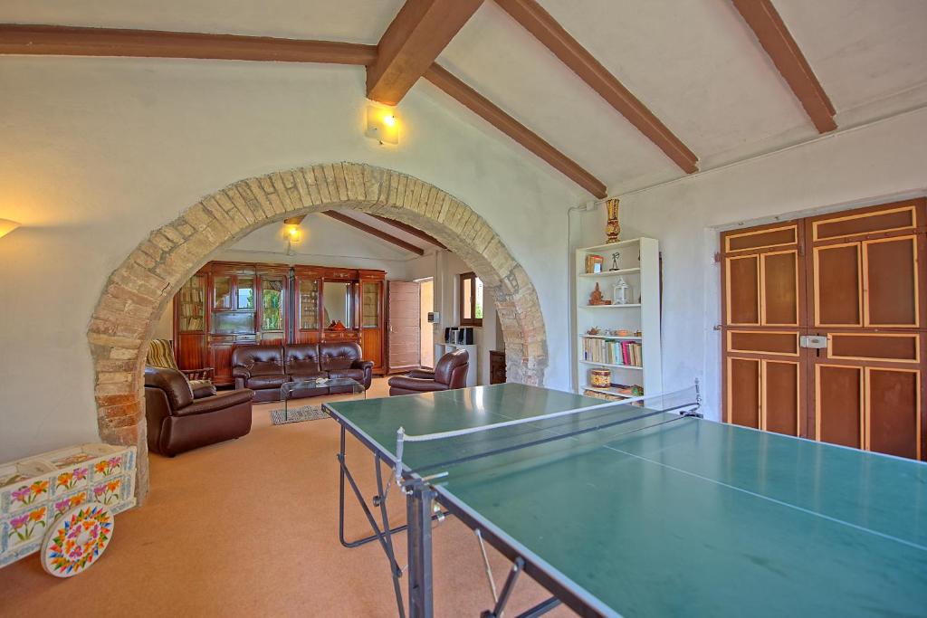 - un salon avec une table de ping-pong dans l'établissement Villa Uccellaia by PosarelliVillas, à Agello
