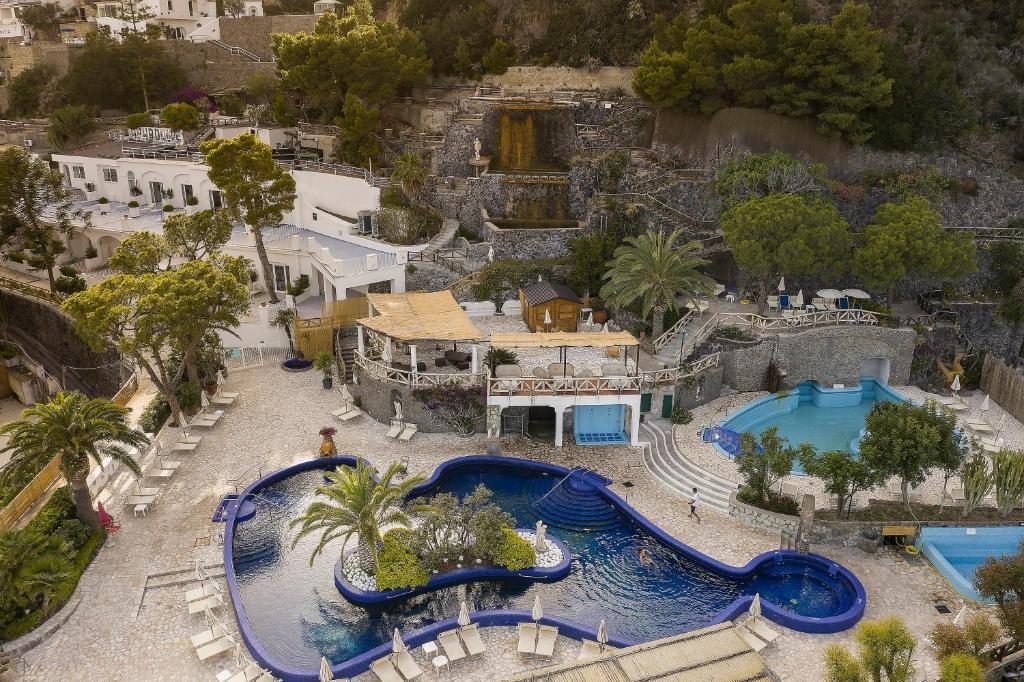 une vue aérienne d'une piscine dans un complexe hôtelier dans l'établissement Apollon Club & Thermal Spa, à Ischia