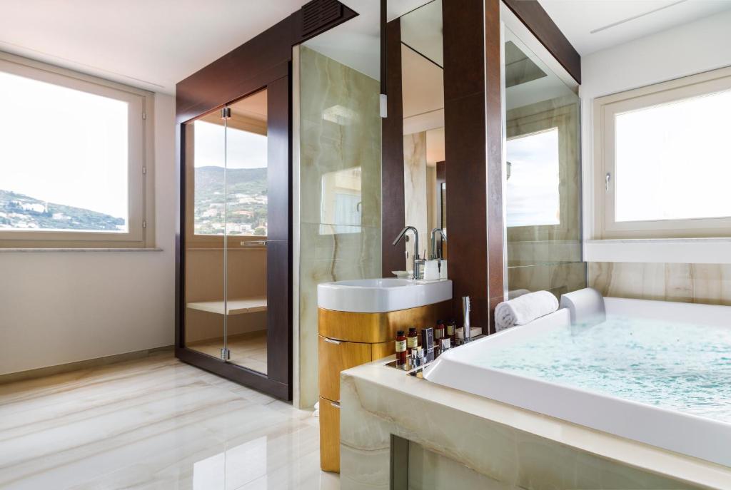 une salle de bains avec baignoire et lavabo dans l'établissement Grand Hotel Alassio Beach & Spa Resort - The Leading Hotels of the World, à Alassio