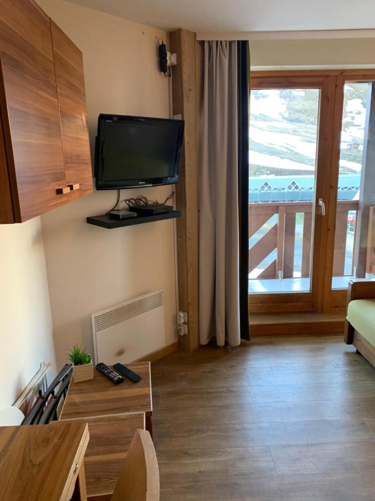 un salon avec une télévision à écran plat au mur dans l'établissement Val Thorens Temple of the Sun - ski in, ski out, à Val Thorens