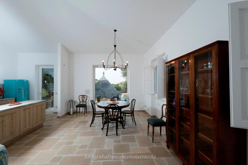 une cuisine et une salle à manger avec une table et des chaises dans l'établissement Residenza Lippolis, à Castellana Grotte