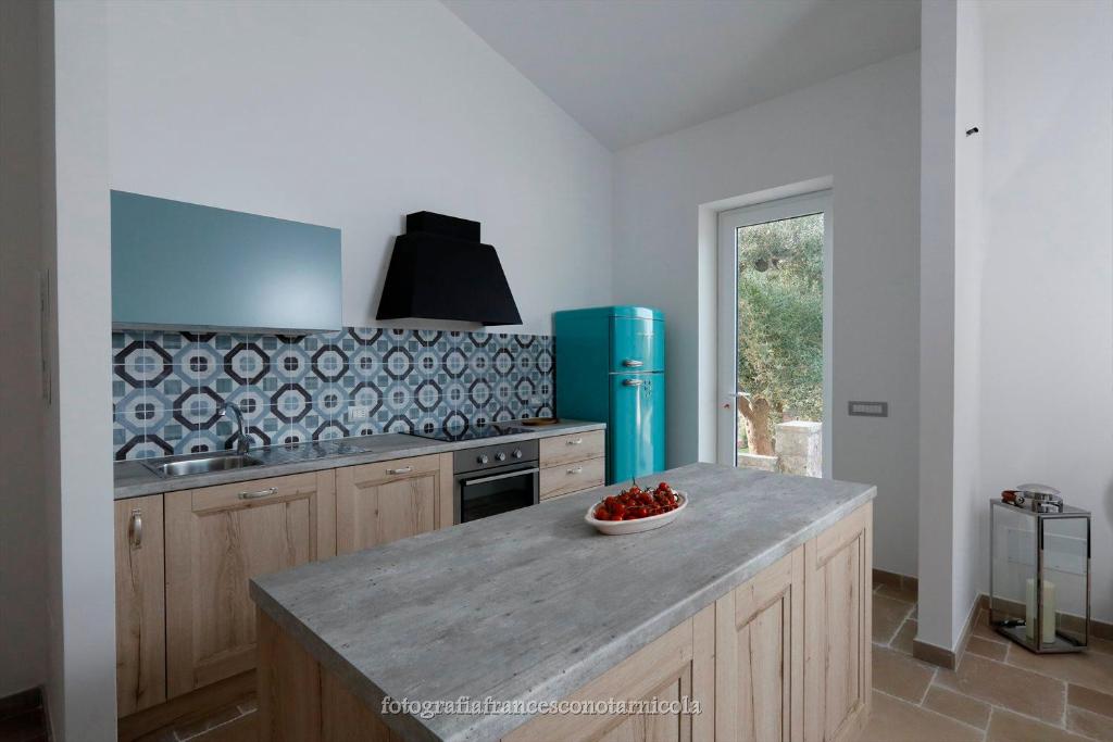 une cuisine avec un comptoir avec un bol de fruits dessus dans l'établissement Residenza Lippolis, à Castellana Grotte