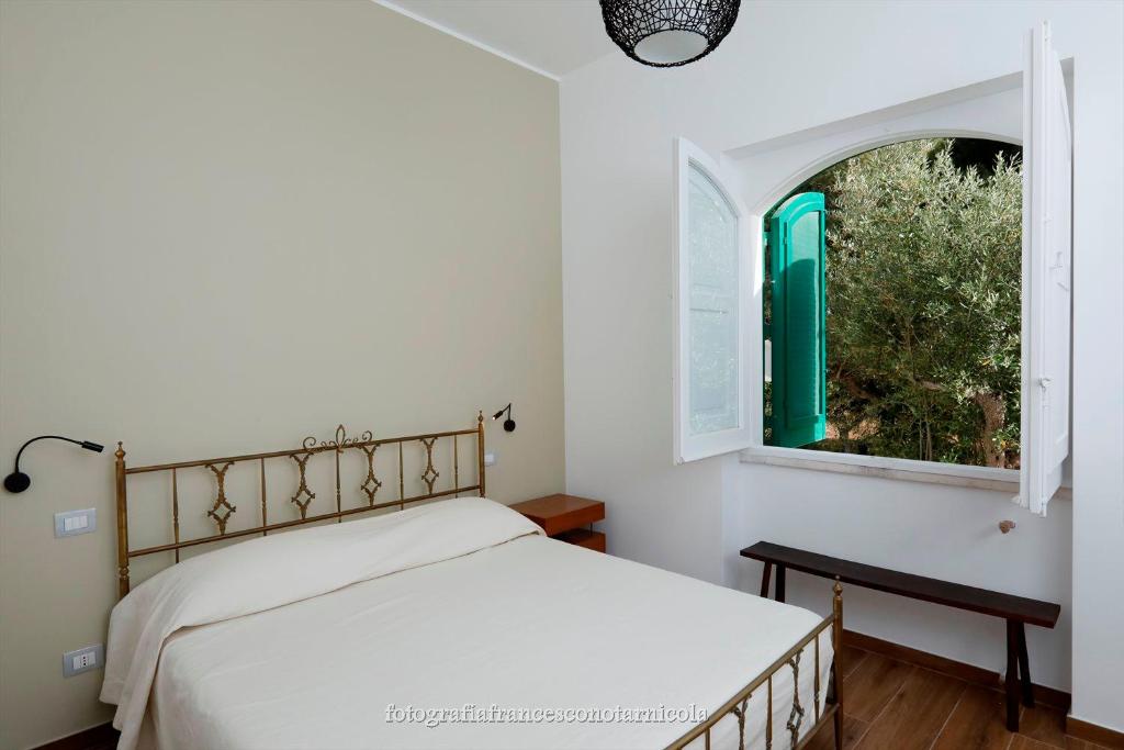 une chambre avec un lit et une fenêtre dans l'établissement Residenza Lippolis, à Castellana Grotte 71 autres photos