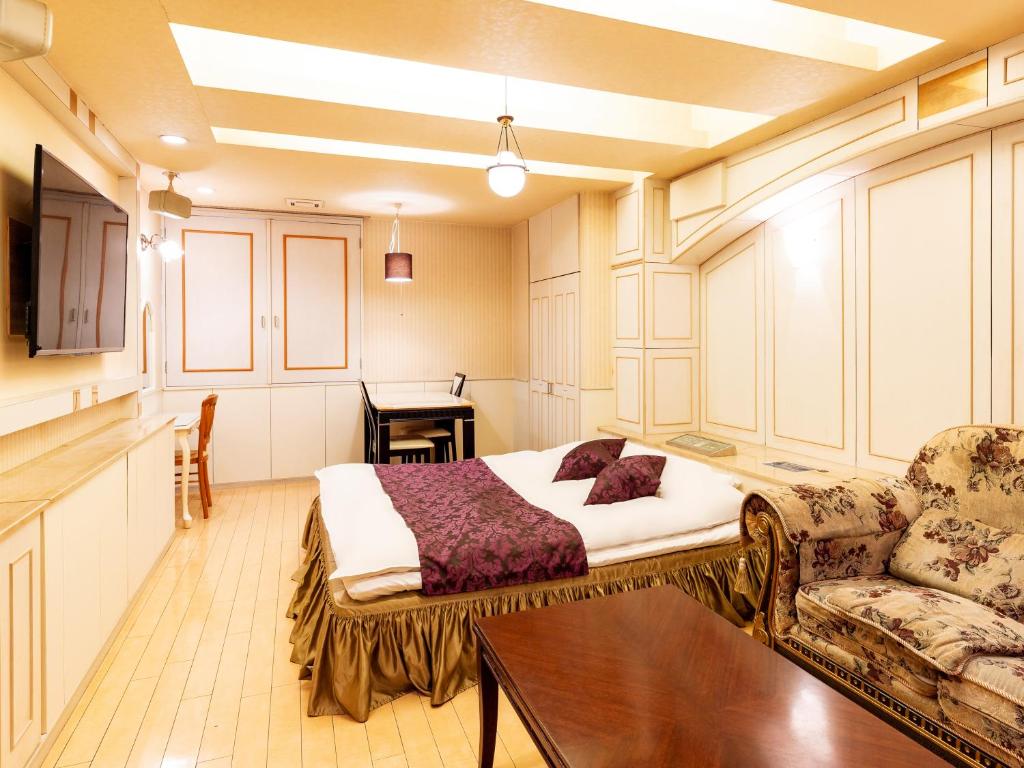 une chambre avec un lit et un canapé dans l'établissement Hotel Mine (Love Hotel), à Kurume 15 autres photos