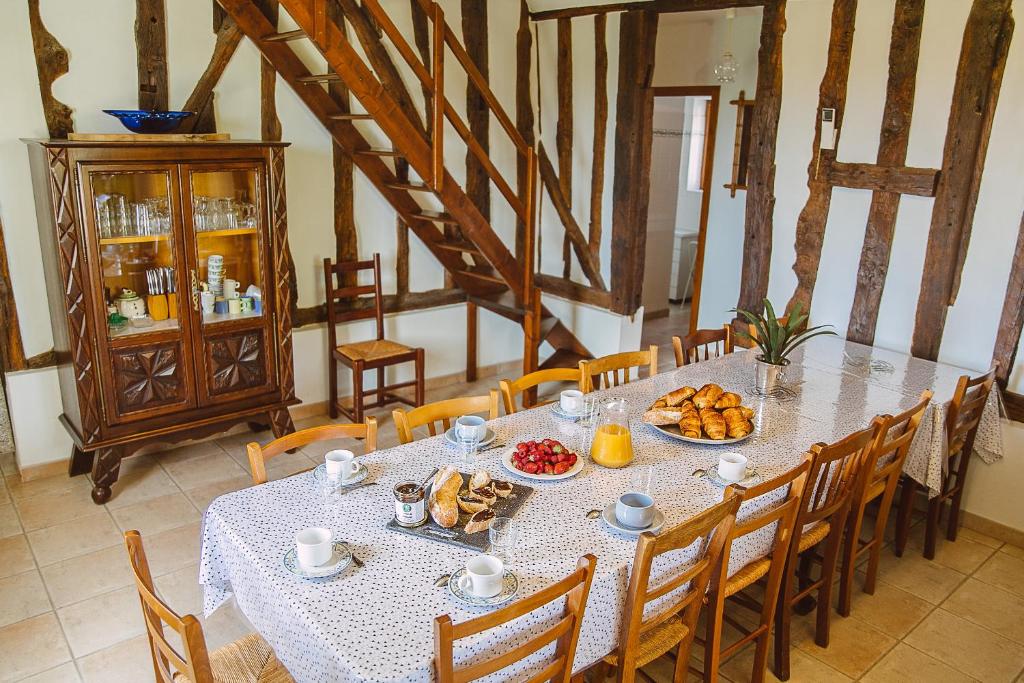 une salle à manger avec une table sur laquelle se trouve de la nourriture dans l'établissement Gîte du Domaine de Coutancie, à Prigonrieux