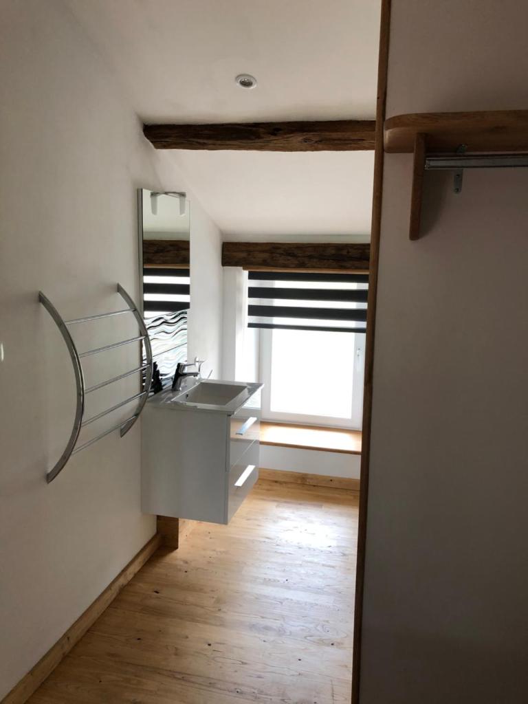 une salle de bain avec un lavabo et une fenêtre dans l'établissement The Walnut Tree Gite, au Dorat