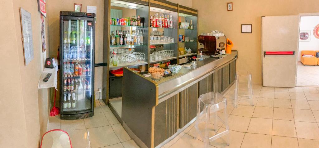 - un bar dans un restaurant avec un réfrigérateur et des boissons dans l'établissement Hotel Zamagna, à Cesenatico