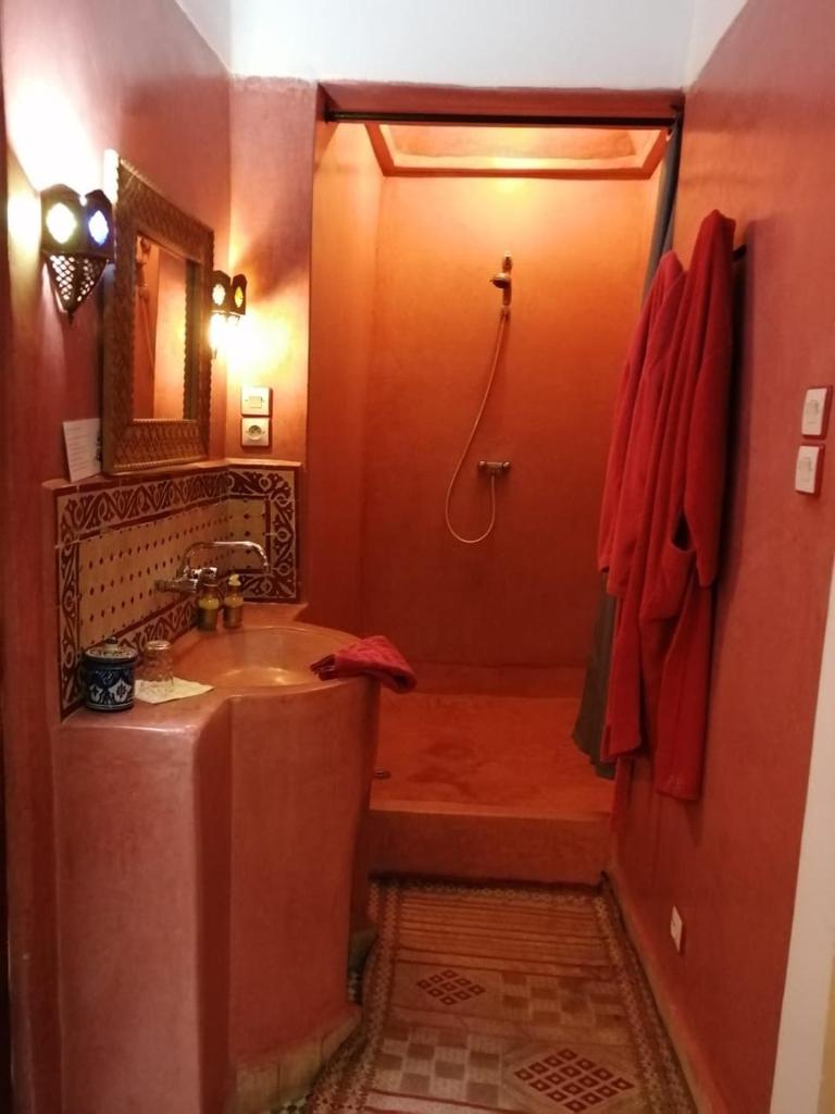 une salle de bain avec une baignoire, un lavabo et une douche dans l'établissement RIAD Redous, à Marrakech