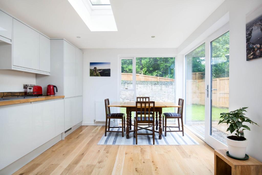 Trinity Lodge - Home with Private Garden and Parking 4