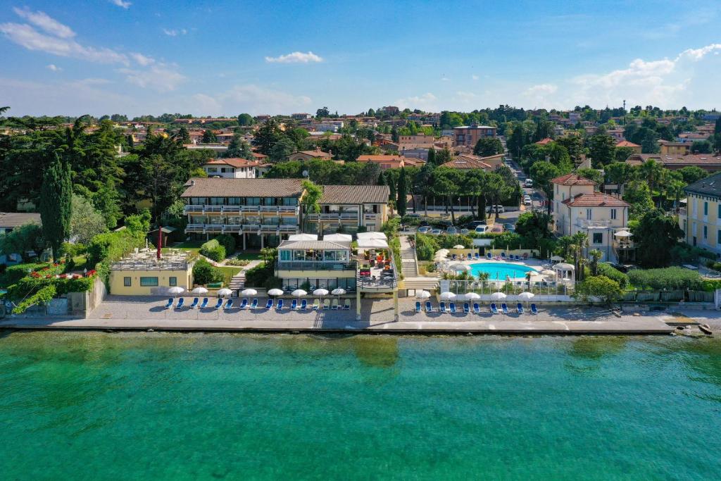 une vue aérienne d'un complexe hôtelier avec piscine dans l'établissement Lido International, à Desenzano del Garda