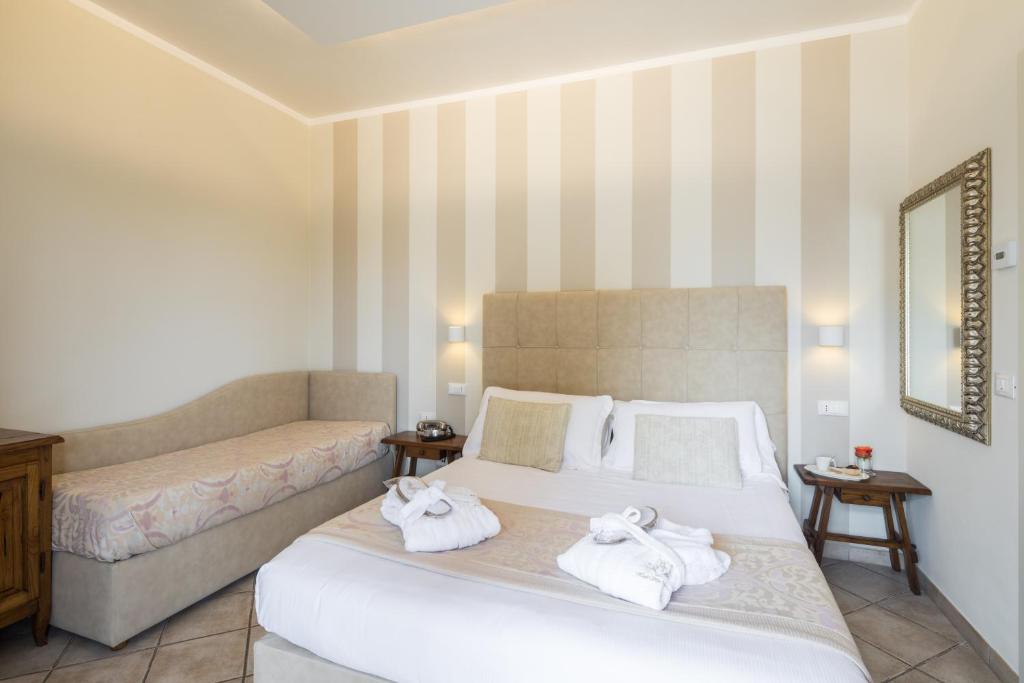 une chambre avec deux lits avec des serviettes dessus dans l'établissement Hotel Villa Tiziana, à Marina di Massa