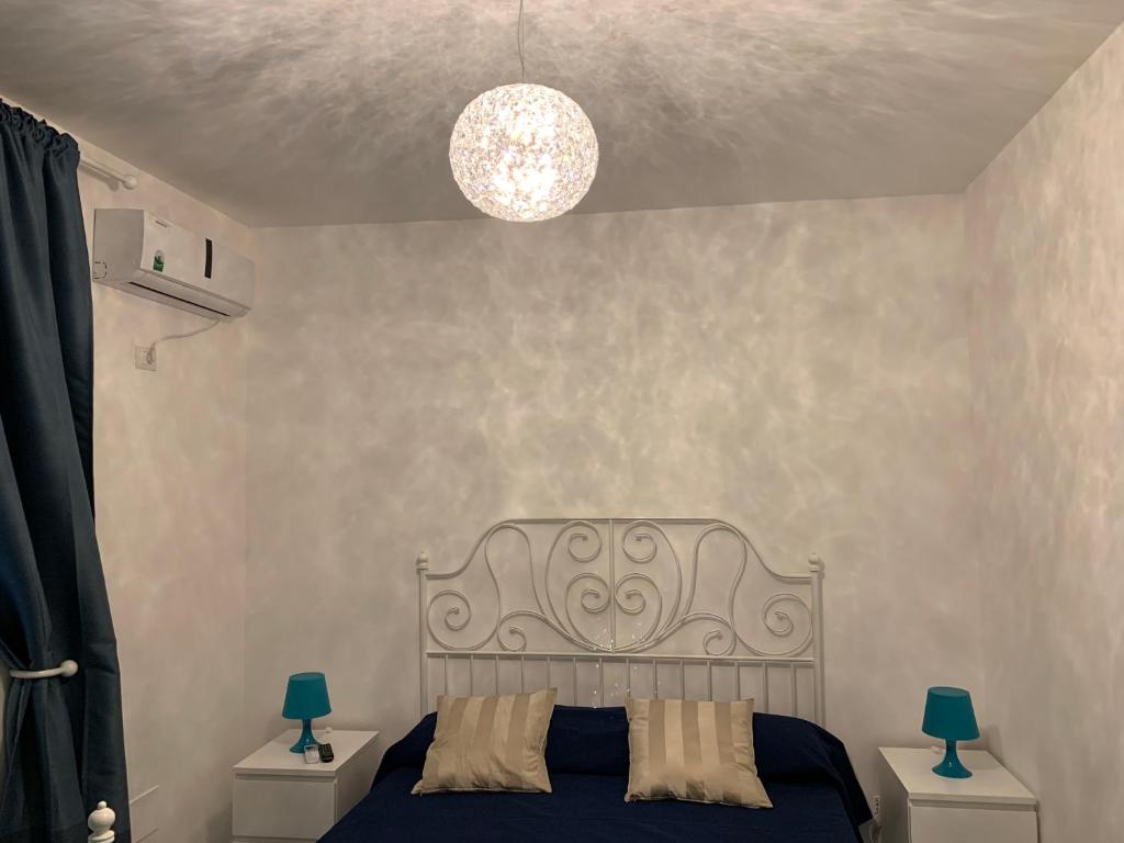 une chambre avec un lit et un lustre dans l'établissement Residence Serrone, à Santa Maria di Castellabate 55 autres photos