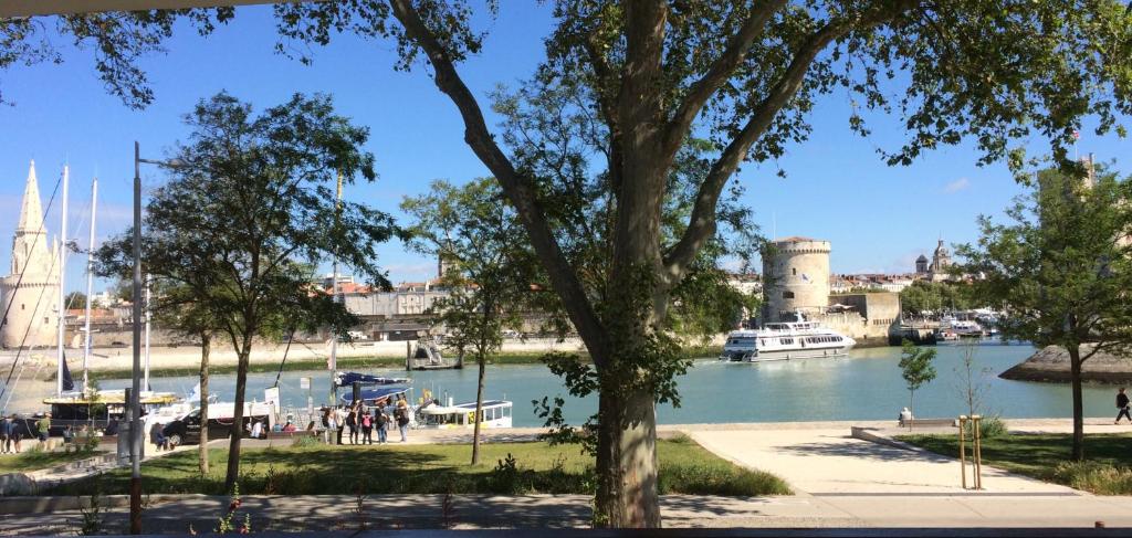 Vue exceptionnelle sur les Tours ! Charme et tranquillité
