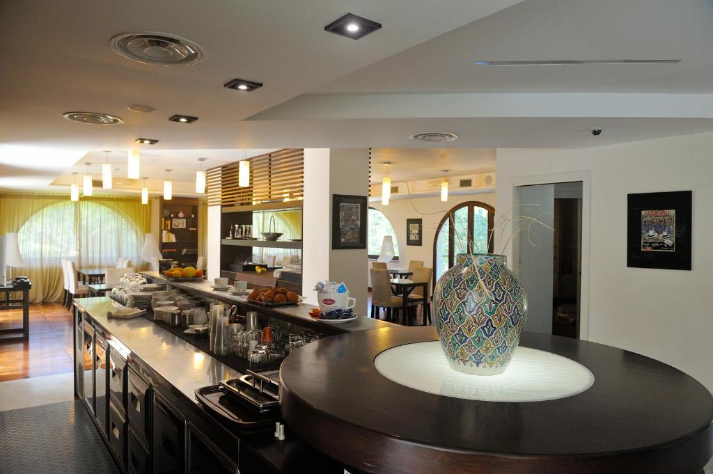 - une cuisine avec un comptoir et un vase dans l'établissement Hotel Le Piane, à Villammare