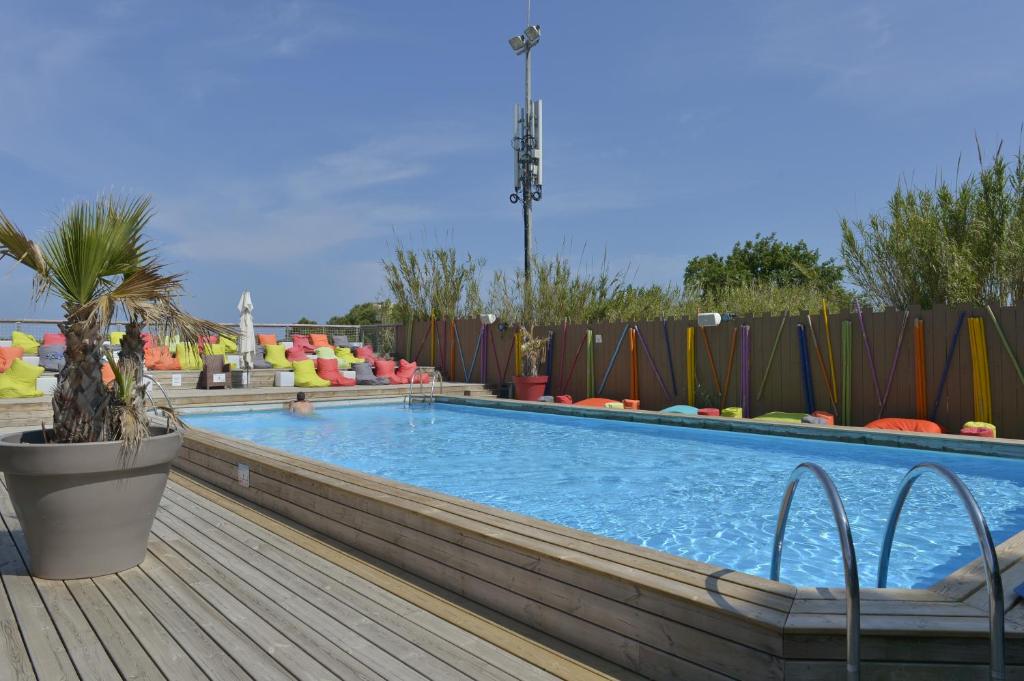 une grande piscine avec une terrasse en bois dans l'établissement Sas Robrecht, à Saint-Tropez