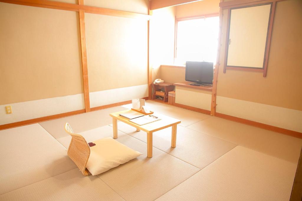 un salon avec une table basse et une télévision dans l'établissement Yugawara Retreat Goen no Mori, à Yugawara 103 autres photos