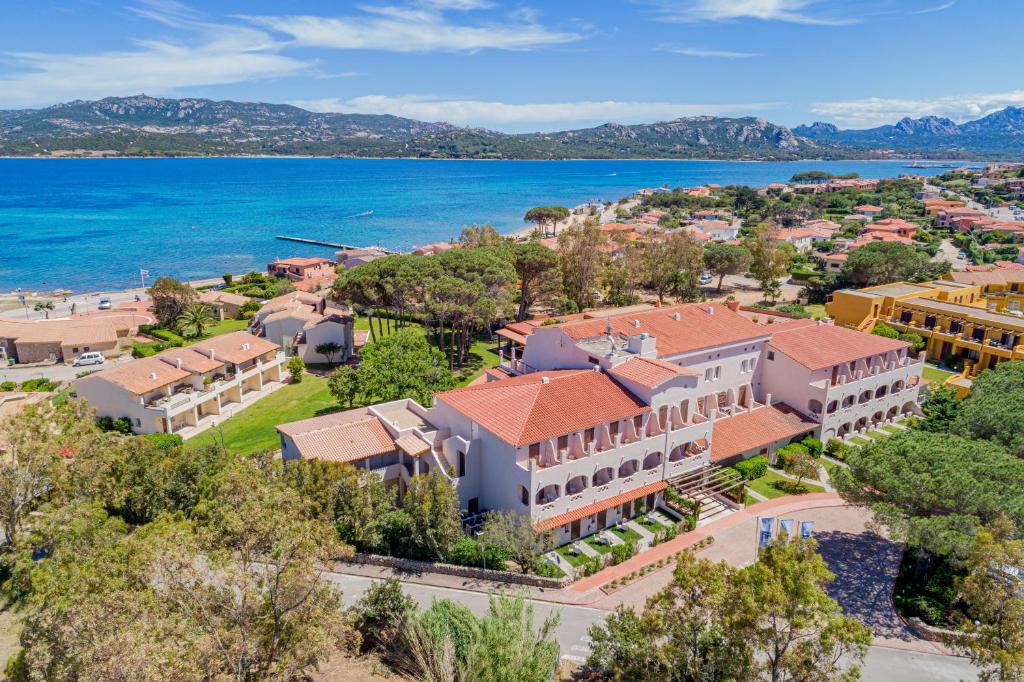 une vue aérienne d'une ville au bord de l'eau dans l'établissement Blu Hotel Laconia Village, à Cannigione