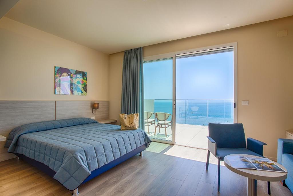 une chambre avec un lit et une vue sur l'océan dans l'établissement Hotel Ancora, à Lido di Jesolo 102 autres photos