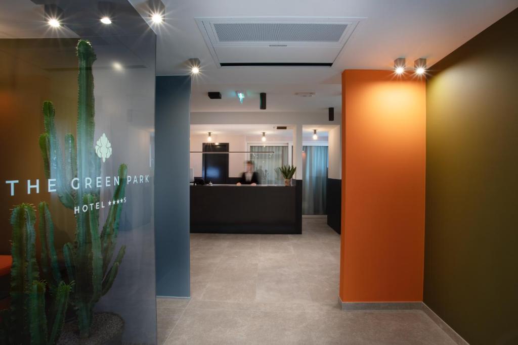 un bureau avec une porte orange et un cactus dans l'établissement The Green Park Hotel WellnessSpa & Restaurant, à Cavallino-Treporti 74 autres photos