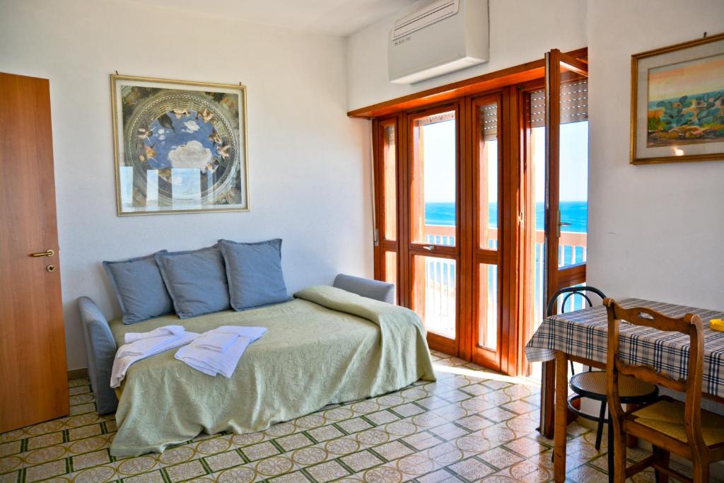 une chambre avec un lit avec vue sur l'océan dans l'établissement Hotel Scacciapensieri, à Nettuno