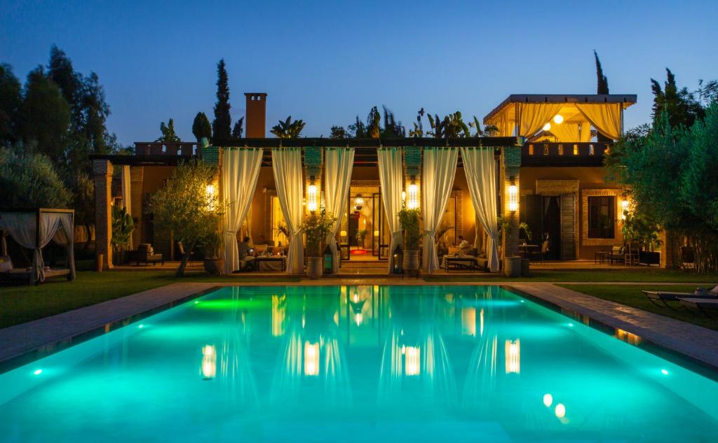 une maison avec piscine la nuit dans l'établissement Riad Jawad & Spa, à Marrakech
